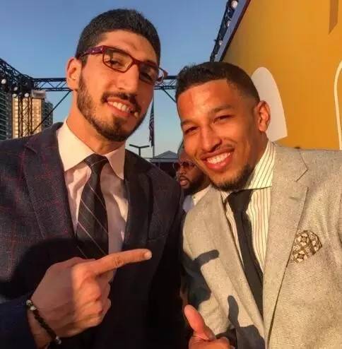 享受圣诞假期！李凯尔更新社媒 晒与家人们的圣诞合照（李凯尔社媒晒与家人圣诞合影，尽享假期温馨时刻）