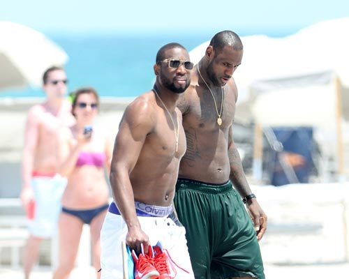 状态良好！湖人虽落败，但是詹姆斯三项数据全场最佳（湖人惜败，詹姆斯三项数据领跑全场）