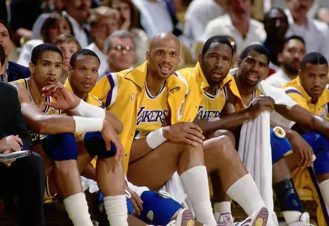 广厦vs上海前瞻：豪门对决看点多，洛夫顿态度成X因素（广厦对阵上海前瞻：强强对话看点满满，洛夫顿态度或成关键变量）