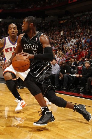 执法有温度，马宁在点球大战结束后，安慰南通队失点队员（温情执法：点球大战后，马宁安慰南通失点球员）