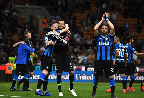 卡鲁索：7尺文班和所有人都是错位（卡鲁索：身高七尺的文班对任何防守者都是错位）