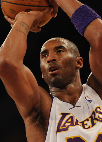 康宁汉姆半场爆发，高效输出助力球队胜利（康宁汉姆半场发威，高效发挥助球队取胜）