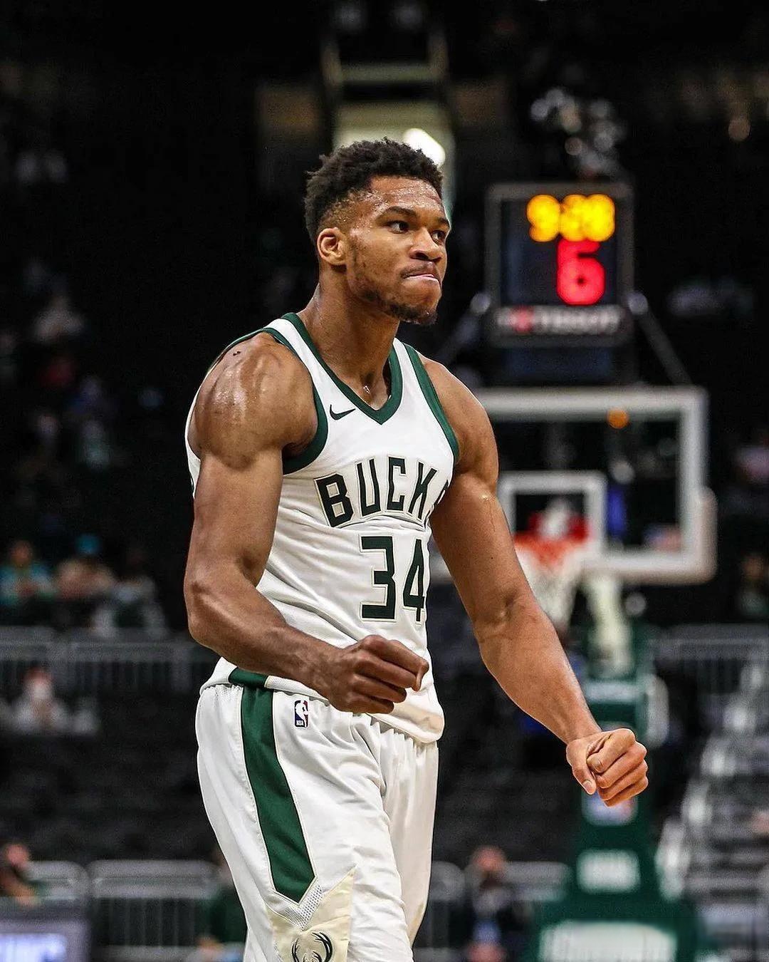 英超官方宣布裁判新规，新科技判罚引争议（英超出台裁判新规，高科技介入判罚引发热议）