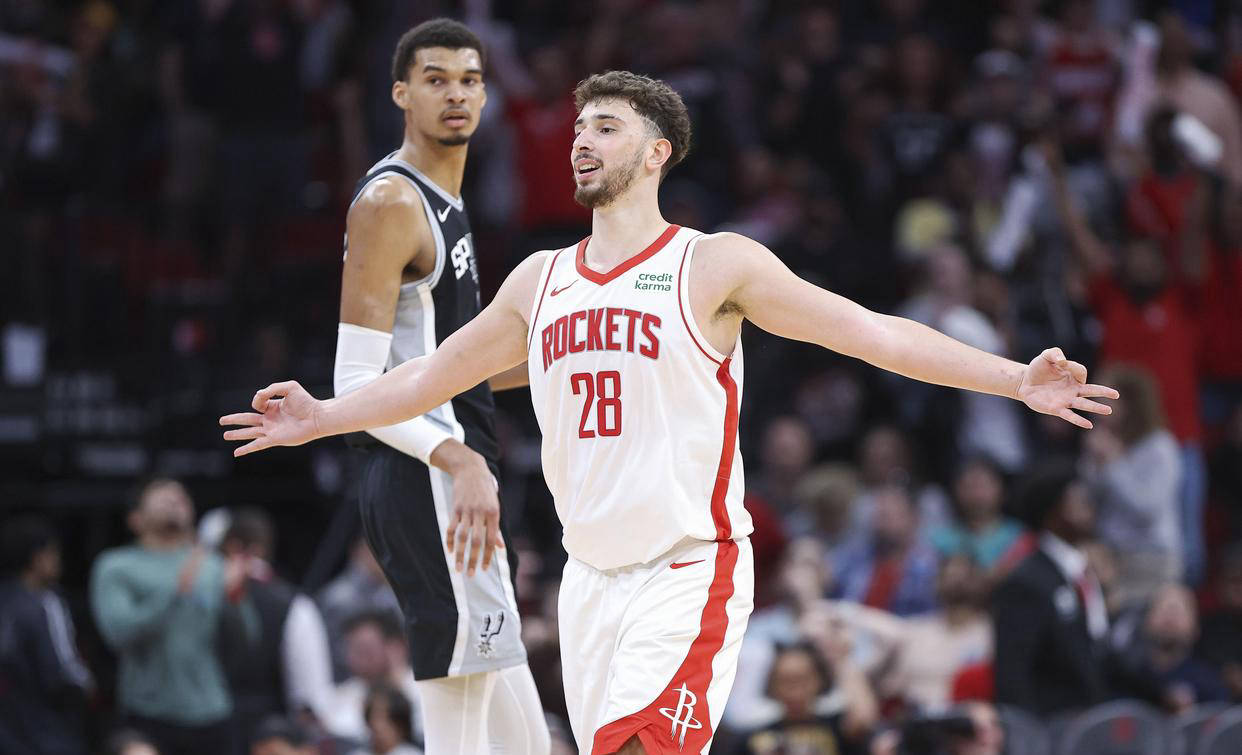 后脑勺抢断！琼斯传球击中王哲林 上海顺势抢断反击得手（琼斯传球误中王哲林后脑勺，上海趁机抢断快攻得分）