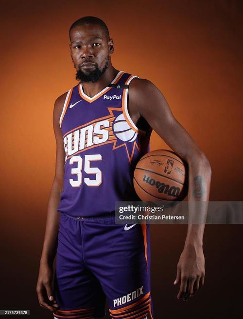 记者问批评球员是否担心更衣室反对，穆帅：你爸对你永远都很好？（被问批评球员会否引发更衣室不满，穆里尼奥反问：父亲会一直只说好话吗？）