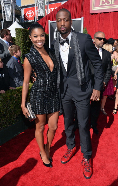 扛起尼克斯进攻！布伦森半场17中10轰下25分（布伦森半场17投10中砍下25分，撑起尼克斯进攻）