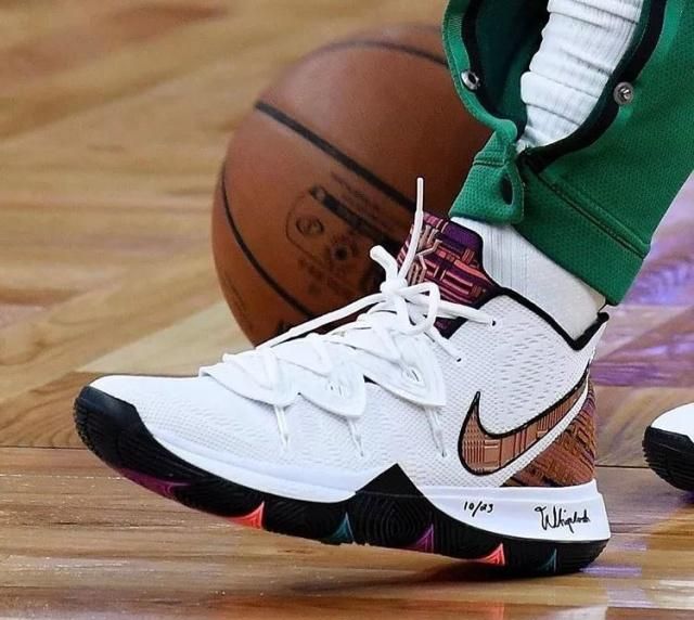 江苏男篮官方定妆照亮相，展现新赛季新风貌（江苏男篮发布官方定妆照，彰显新赛季新气象）