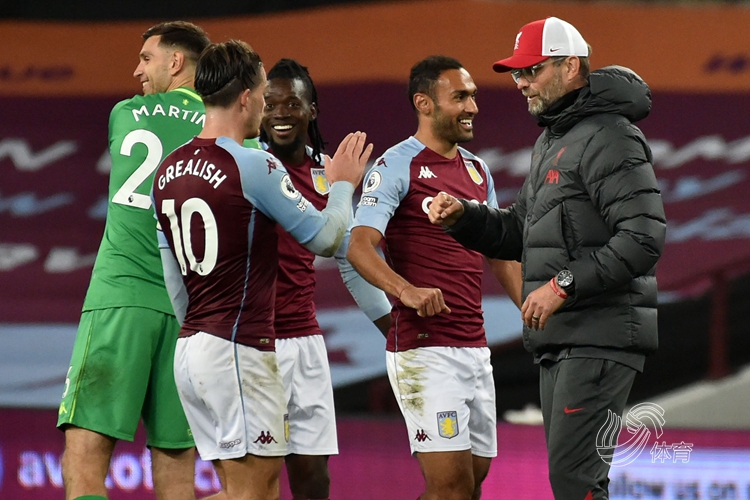 出其不意！加兰不看人妙传阿伦篮下背扣（意想不到！加兰不看人神助攻，阿伦篮下反扣得手）