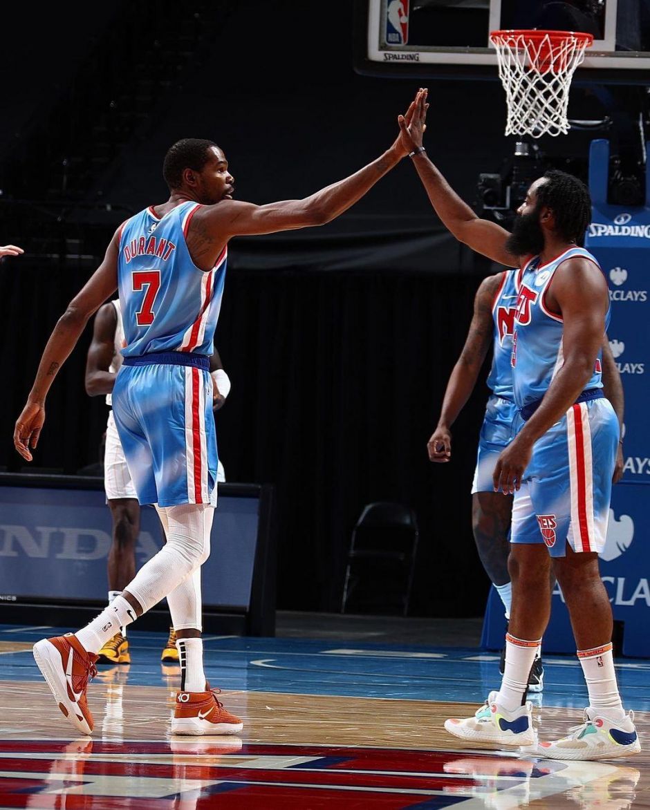 比赛第23圈，诺里斯追赶角田时四轮出白线，被赛会记录。（第23圈，诺里斯追角田时四轮越过白线，遭赛会记录）