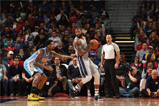 欧文突破防守助攻队友制胜（欧文强突分球助队友锁定胜局）