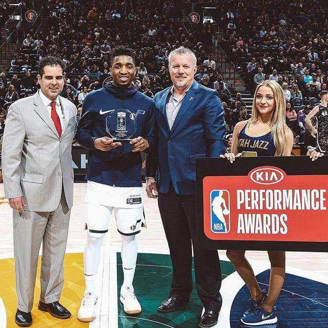 陷入窘境！曾凡博赛后独自离场，一分钟没上被裁也要跟队回美国（曾凡博赛后默然离场：全场未登场，被裁仍随队返美）