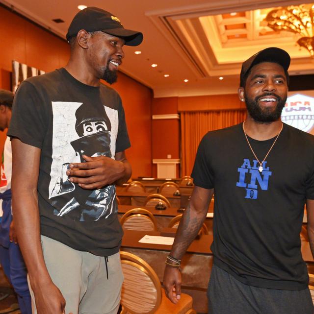 恩爱！库里妻子阿耶莎社媒晒与库里合照＆庆祝圣诞图片（库里夫妇甜蜜同框：阿耶莎社媒晒合照与圣诞庆祝照）